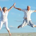 Invecchiare bene: 12 fattori che garantiscono la qualità della vita dei senior e contribuiscono alla realizzazione di una convivenza intergenerazionale più ricca ed inclusiva